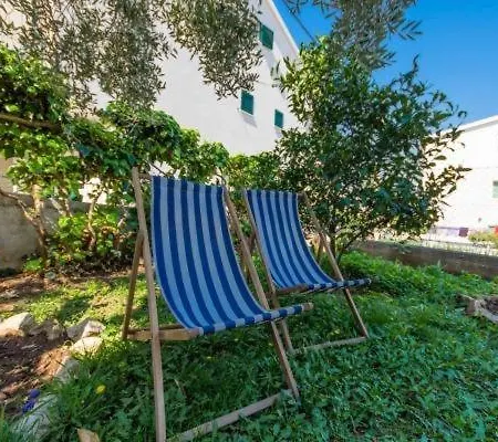 In Okrug Gornji With Terrace, Air Conditioning, Wifi, Washing Machine 5167-1 Trogir